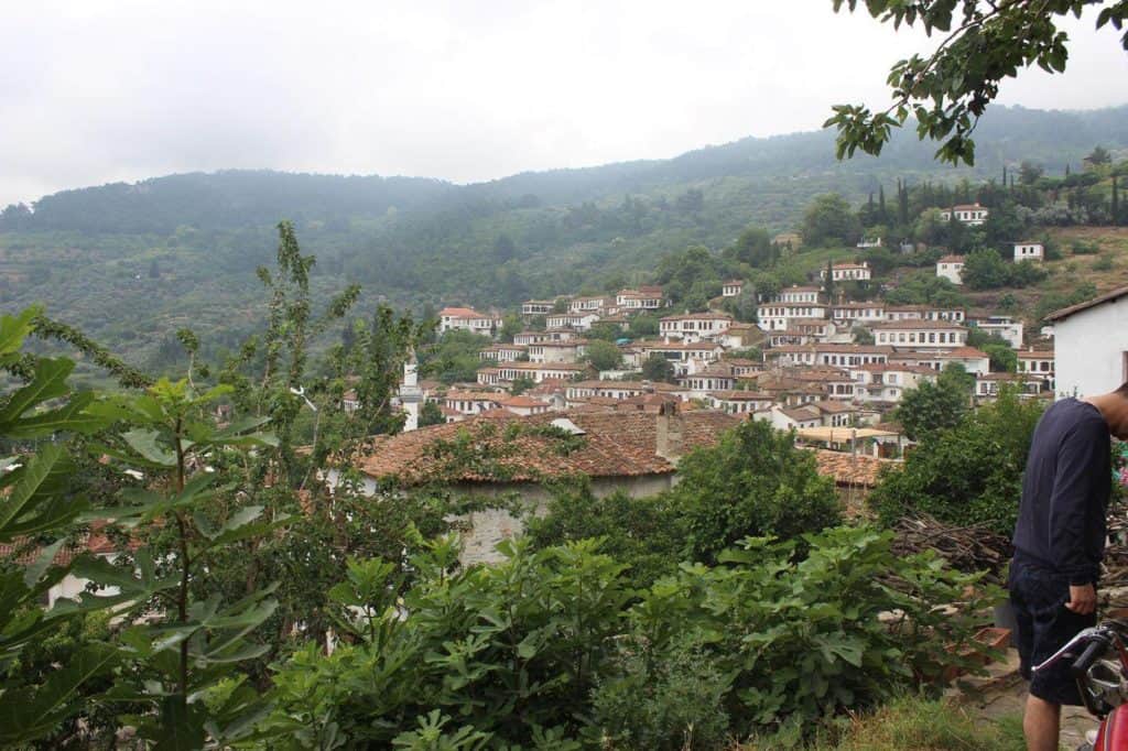 View over Śirince köyü town with green trees and mountains in thebackground