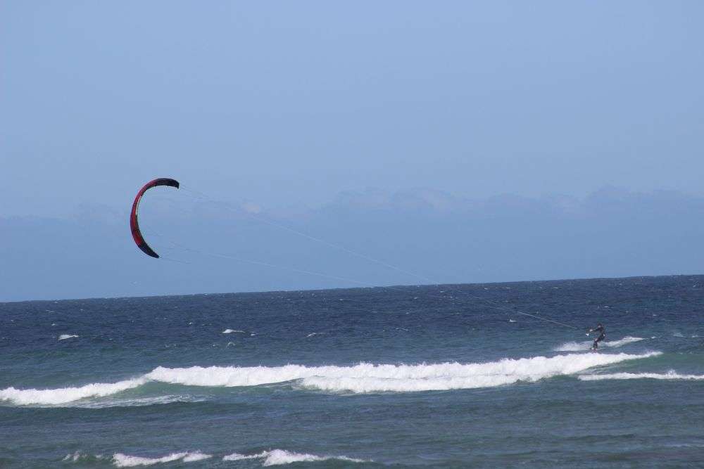 Windguru Cannon Rocks - Man Kite surfing at Cannon Rocks surfing