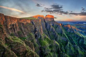 Drakensberg Amphitheatre South Africa © Lucas Bischoff Getty images #amphitheatredrakensberg #kwazulunatal #southafrica #drakensbergamphitheatrehike #hikingindrakensberg