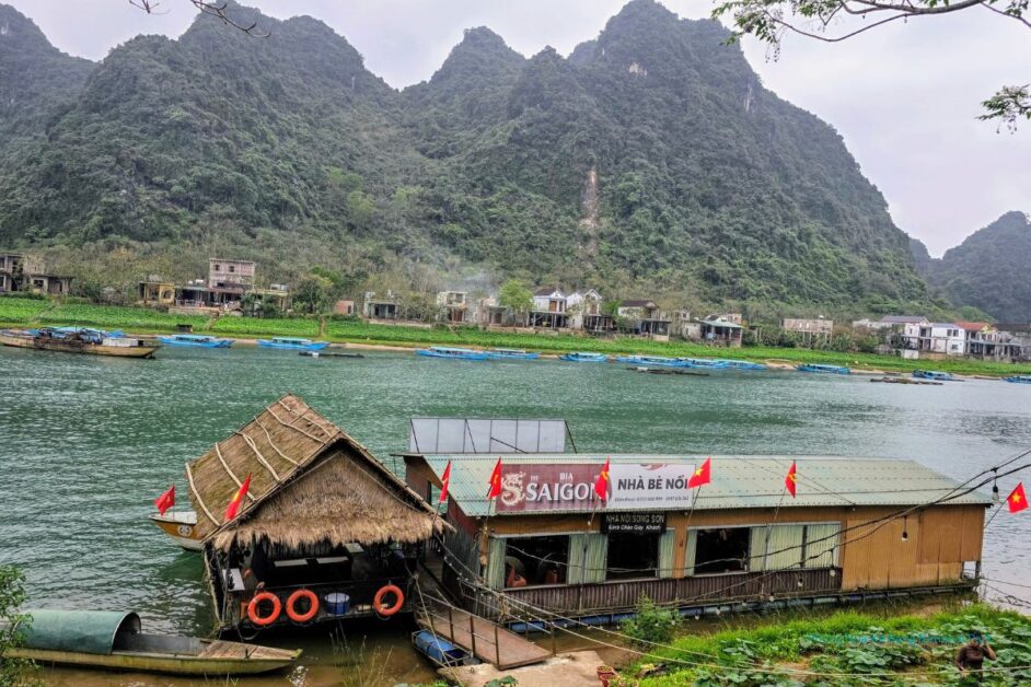 Nhà Hàng Bè Nổi Sông Son Restaurant Phong Nha #Phongnhariverside restaurants #phongnhariversidehomestay © Mimmie